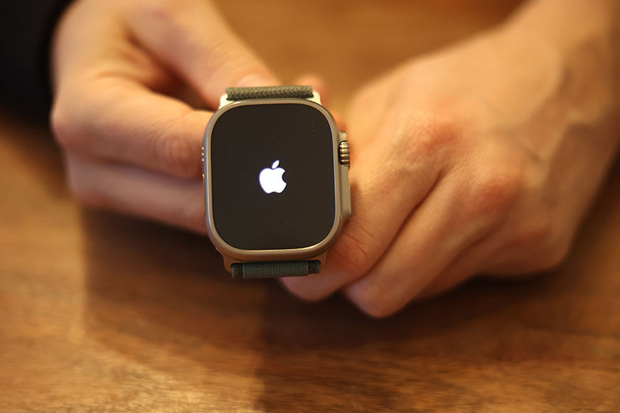 Man sieht die Apple Watch Ultra.