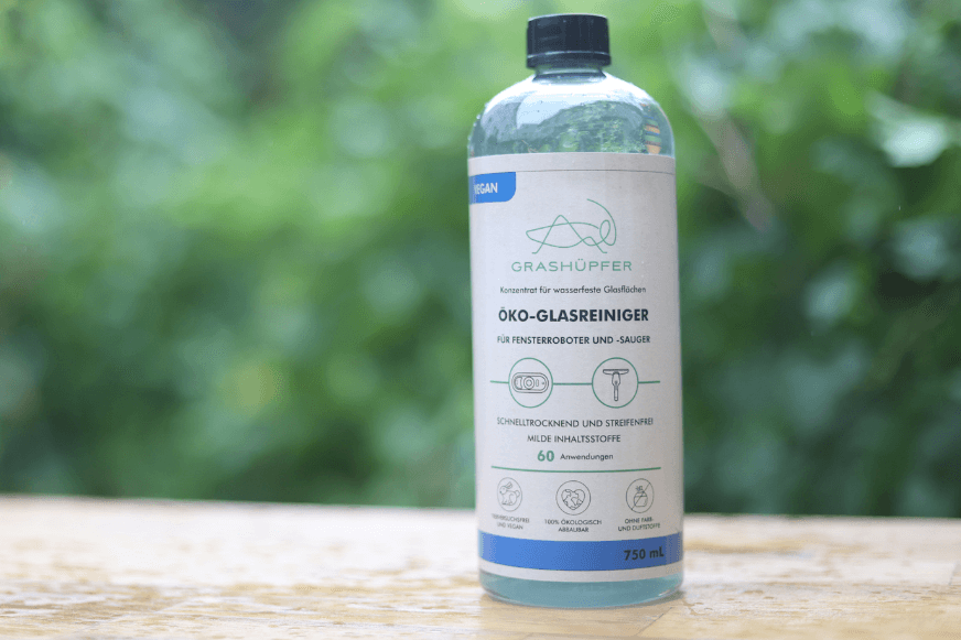 Grashüpfer Ökoreiniger für Fensterputzroboter und Fenstersauger ist zu sehen.