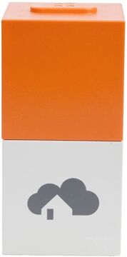 Homee Zigbee Brain und der Cube sind vor einem weißen Hintergrund zu sehen