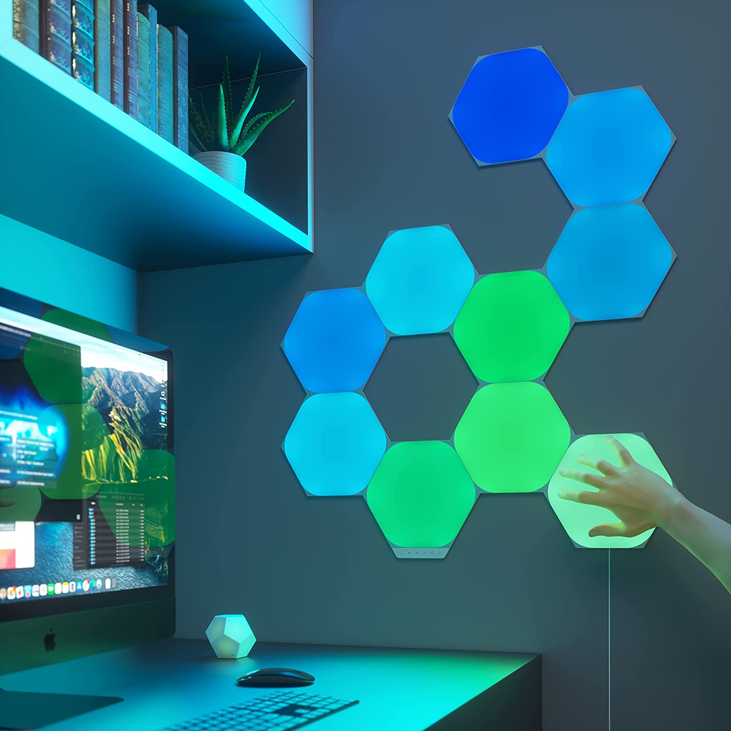 Nanoleaf Lichtpaneele leuchten an der Wand