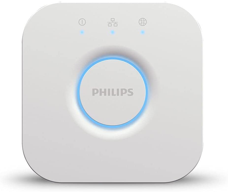 Die Philips Hue Bridge ist vor einem weißen Hintergrund zu sehen