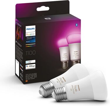 Philips Hue E27 Gluehbirnen sind vor einem weißen Hintergrund zu sehen