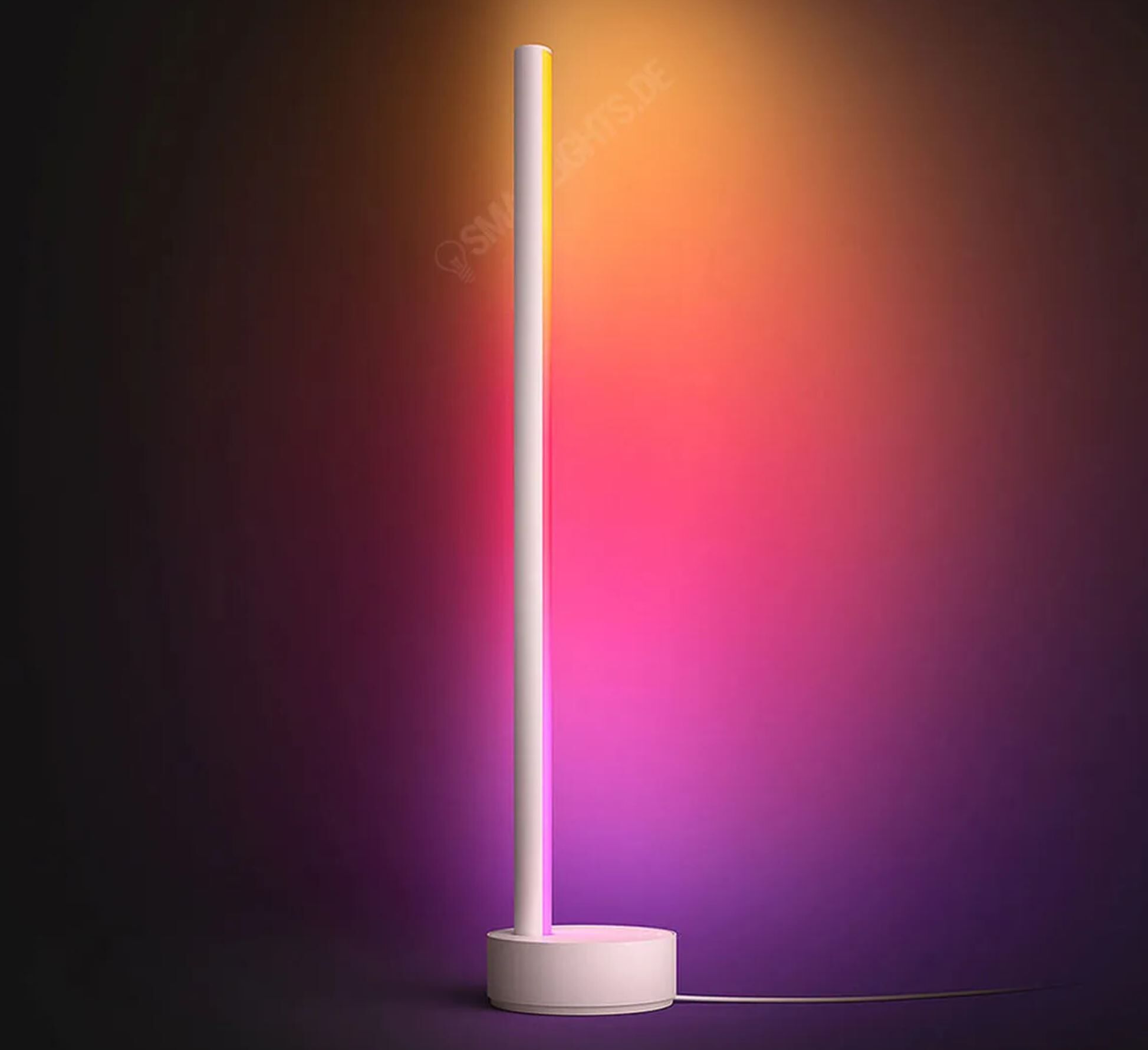 Philips Hue Stehleuchte ist samt Verpackung vor einem weißen Hintergrund zu sehen