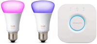 2 Philips Hue White and Color Ambience Lights inkl. der Bridge vor einem weißen Hintergrund