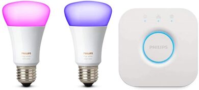 2 Philips Hue White and Color Ambience Lights inkl. der Bridge vor einem weißen Hintergrund