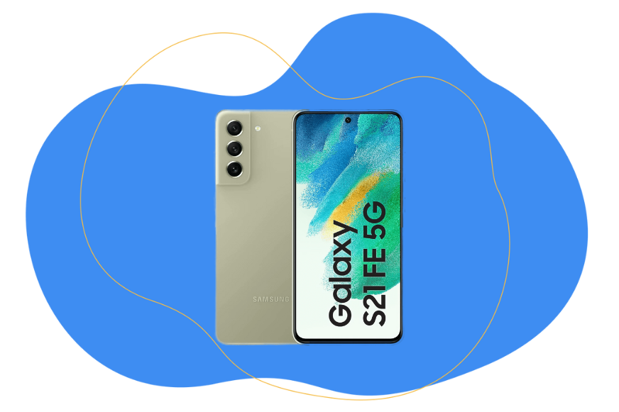 Samsung Galaxy S21 FE Hady ist vor einem blauen Hintergrund zu sehen