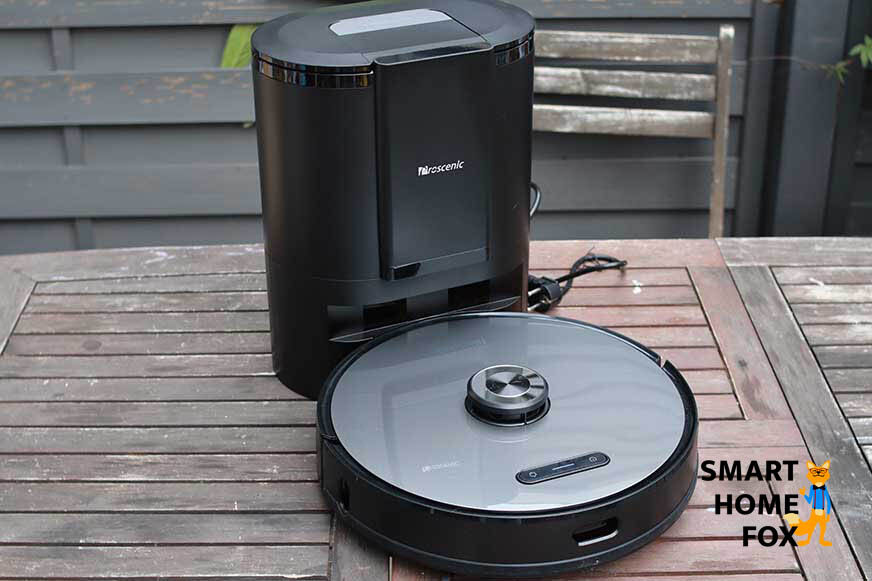 Der Proscenic M8 PRO steht samt Absaugstation auf dem Tisch