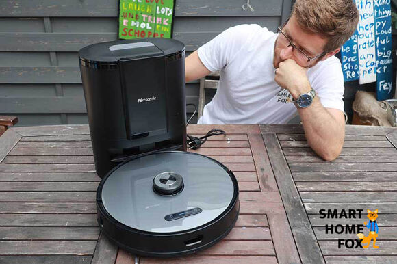 Der Proscenic M8 PRO steht beim Test auf dem Tisch und wird von einem Menschen kritisch angeschaut