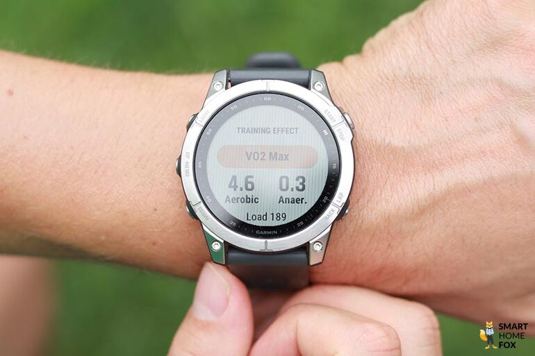 Man sieht die Garmin Fenix 7.