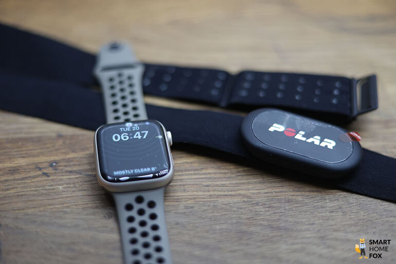 Man sieht die Apple Watch 8 und einen Brustgurt.