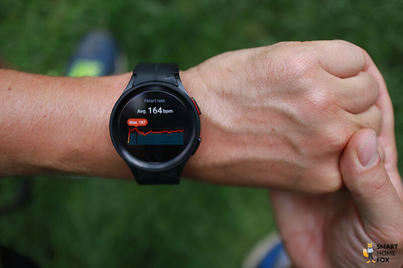 Man sieht die Samsung Galaxy Watch 5.