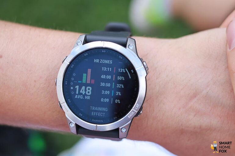 Man sieht die Garmin Fenix 7.