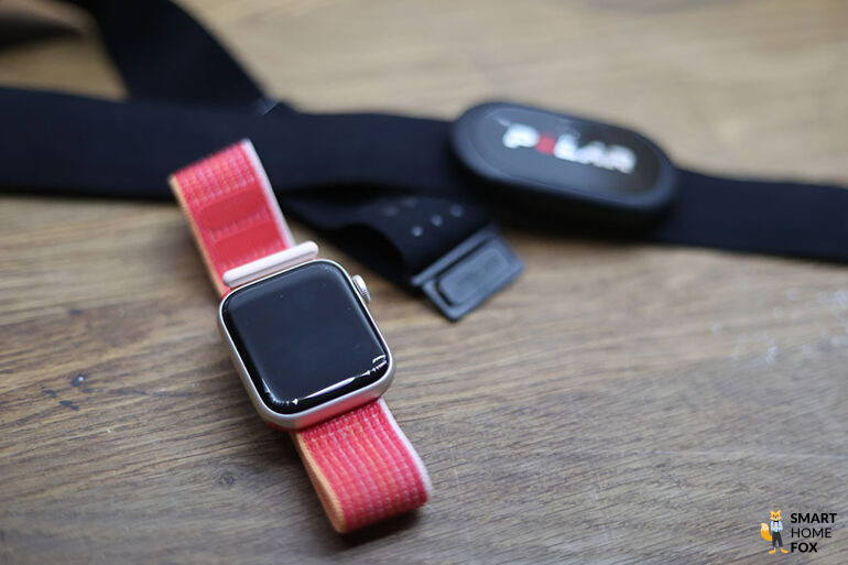 Man sieht die Apple Watch SE und den Polar H10 Brustgurt.