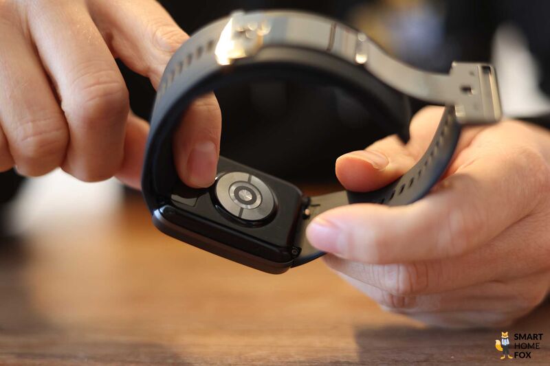 Man sieht die Sensoren der Huawei Watch D.