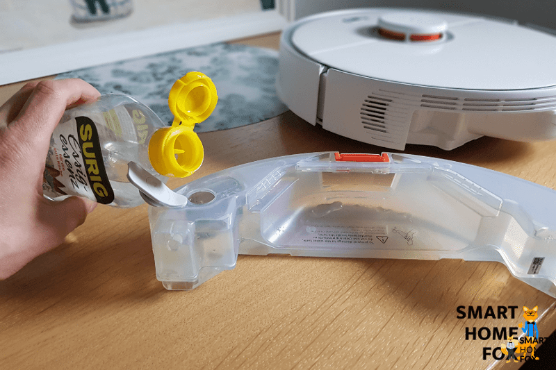 Reinigungsmittel wird in einen mobieln Wassertank eines Dreame Saug-Wisch-Roboters eingeführt.