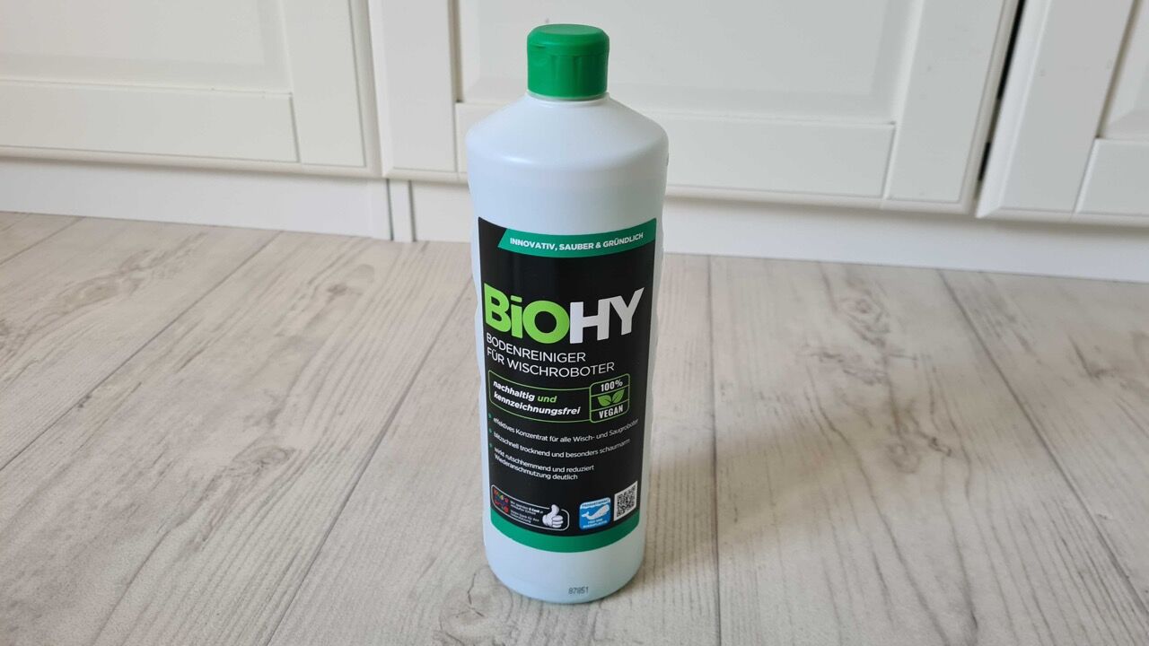 Eine Flasche des Biothy Reinigungsmittels für Wischroboter ist vor einem weißen Hintergrund zu sehen