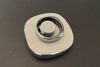 Der RingConn Gen 2 Air Smarter Ring liegt auf der Ladestation.