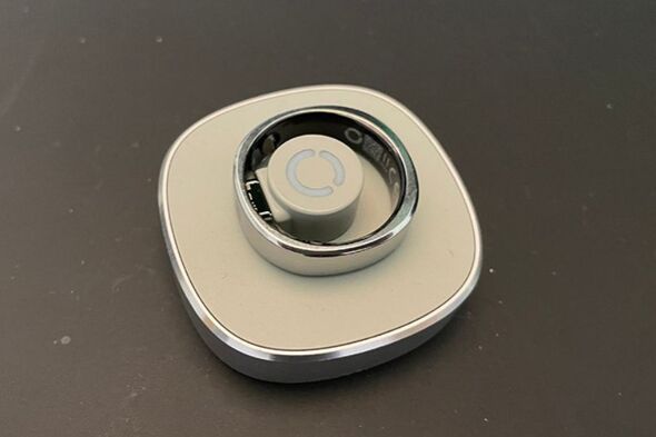 Der RingConn Gen 2 Air Smarter Ring liegt auf der Ladestation.