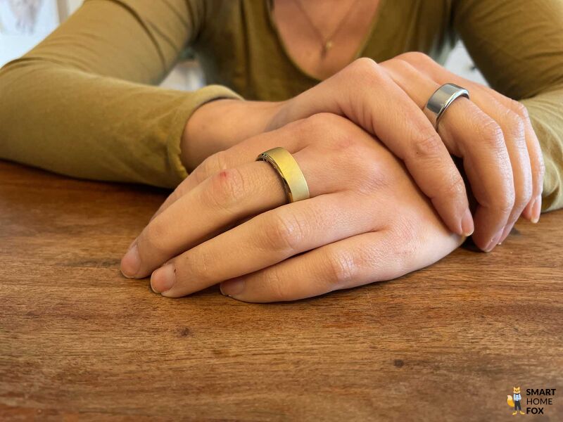 Man sieht den RingConn und den Oura Ring.