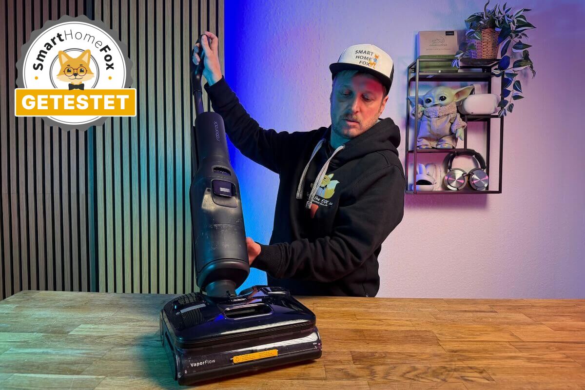 Der Roborock F25 Ultra Wischsauger bei Smart-Home-Fox im Test und wird auf einem Tisch präsentiert.