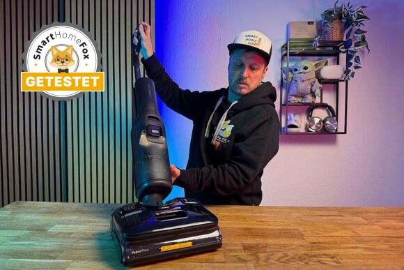 Der Roborock F25 Ultra Wischsauger bei Smart-Home-Fox im Test und wird auf einem Tisch präsentiert.