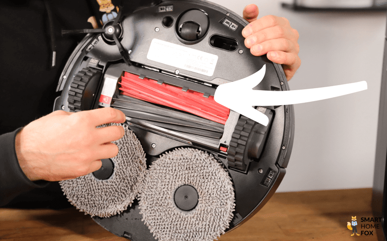 Das Doppelbürstensystem des Roborock Qrevo Slim ist von unten zu sehen.