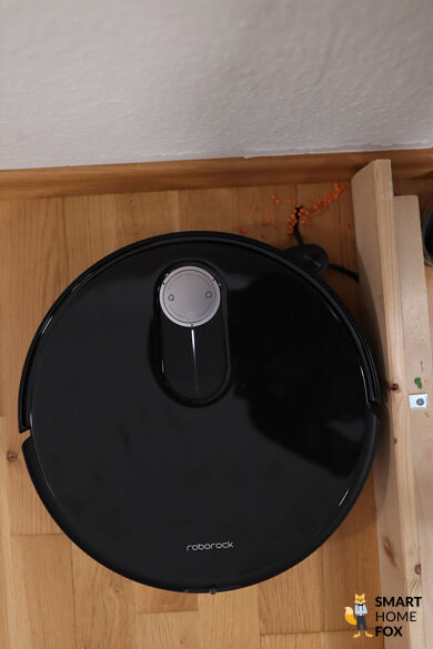Roborock Qrevo Slim reingt in einer Ecke