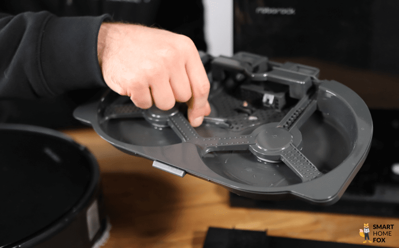 Die Selbstreinigungsfunktion des Roborock Qrevo Slim ist zu sehen.