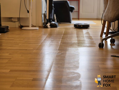 Der Roborock Qrevo Slim wischt den Laminatboden.