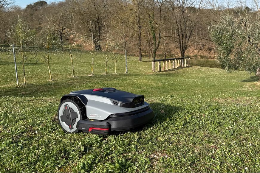 Roborock RockMow S1 Mähroboter ist auf dem frisch gemähten Rasen zu sehen