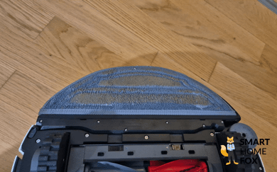 Der schmutzige Wischmopp des Roborock Saros 10 ist in der Nahaufnahme zu sehen.