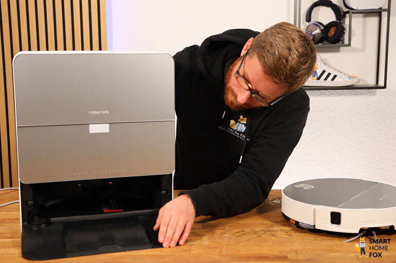Die RockDock Station des Roborock Saros 10 wird gewartet.