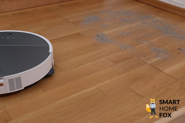 Roborock Saros 10 saugt Sand vom Parkett
