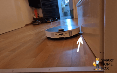 Der Mini-Mopp des Roborock Saros 10 wischt an einer Kante entlang.