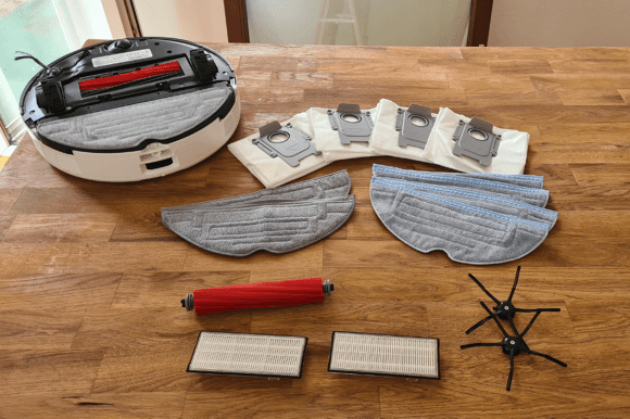 Originale Roborock Ersatzteile sind vor einem weißen Hintergrund zu sehen