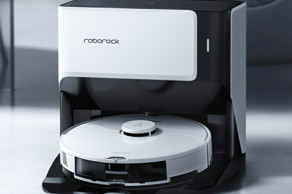 Der Roborock G10 steht an der Reinigungsstation