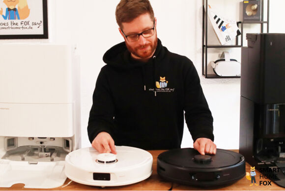 Roborock Q Revo MaxV vs. Q Revo stehen zu Vergleichszwecken auf dem Tisch nebeneinander.