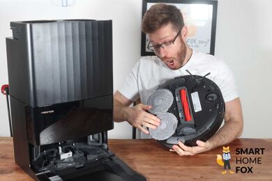 Der Roborock Q Revo wird in den Händen gehalten.