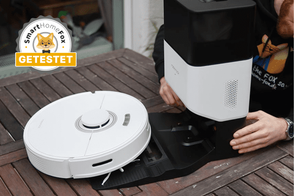 Roborock Q7 Max+ Saugroboter steht samt Absaugstation beim Test auf dem Tisch