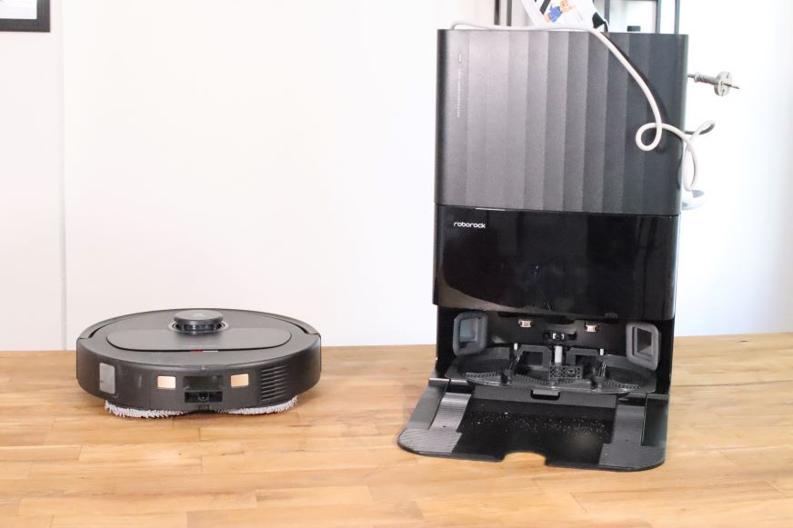 Roborock QRevo Plus mit Basisstation steht auf dem Tisch