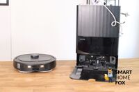 Roborock QRevo Plus mit Basisstation steht auf dem Tisch
