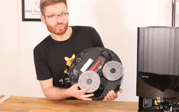 Ein Smart Home Fox Tester betrachtet den Roborock QRevo Plus