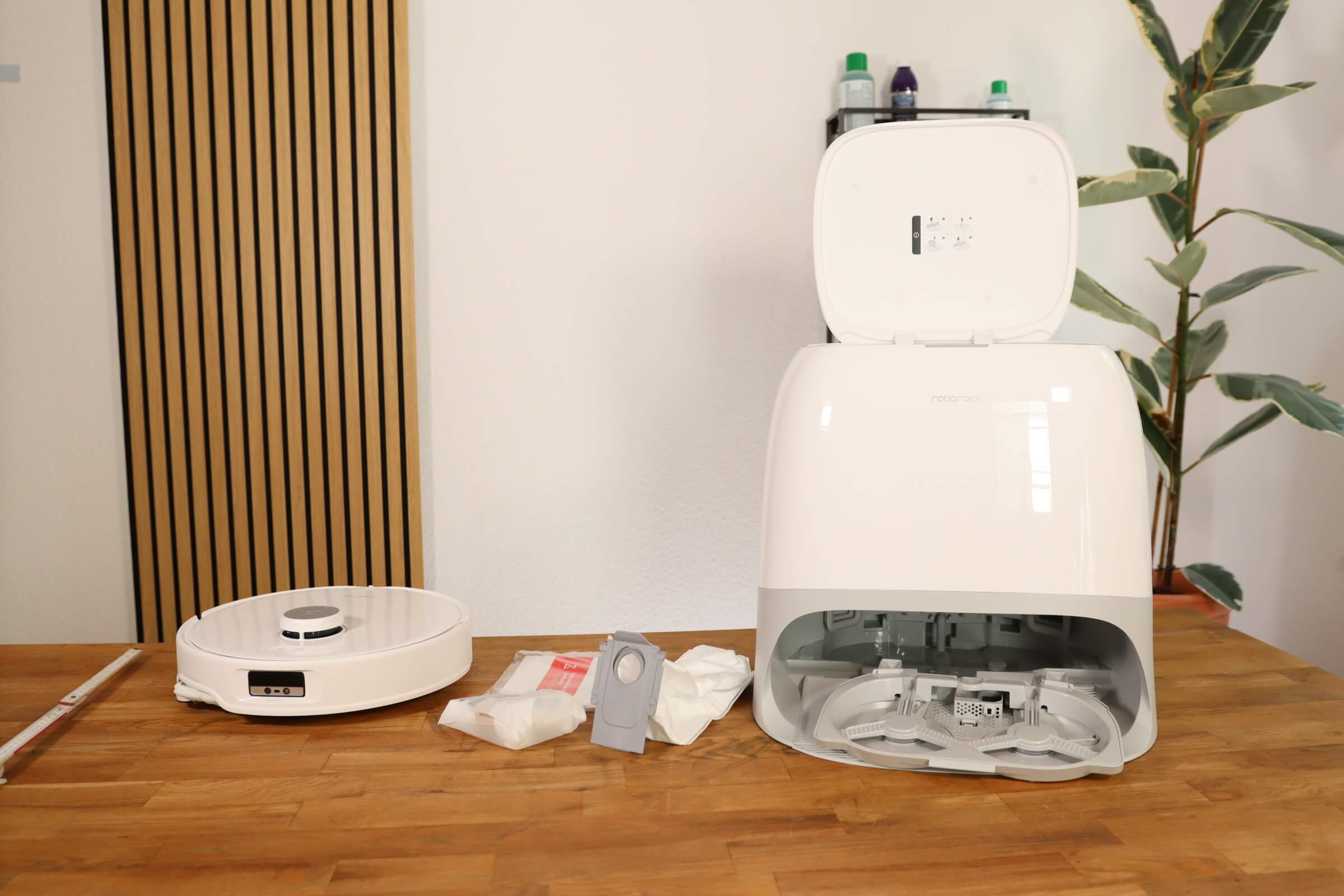 Der Roborock Qrevo Curv steht samt gesamten Lieferumfang auf dem Tisch.