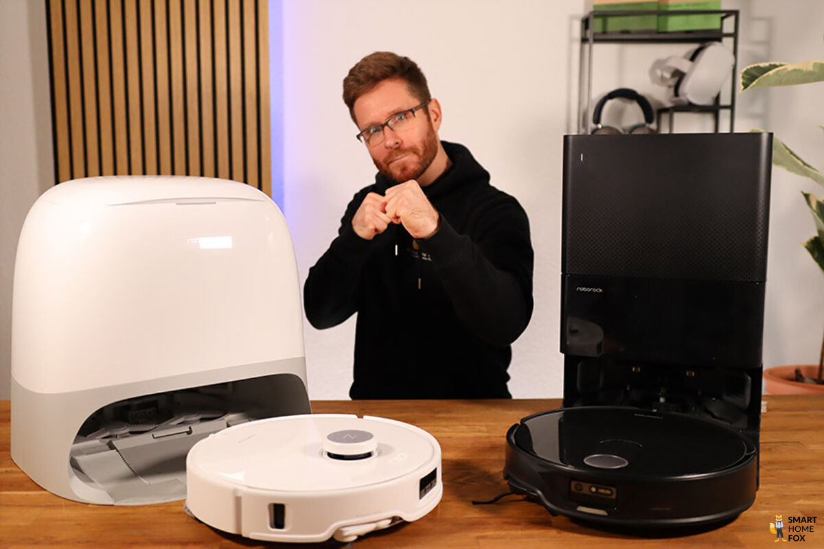 Roborock QRevo Curv steht neben dem Roborock QRevo Slim zur Vergleichszwecken.