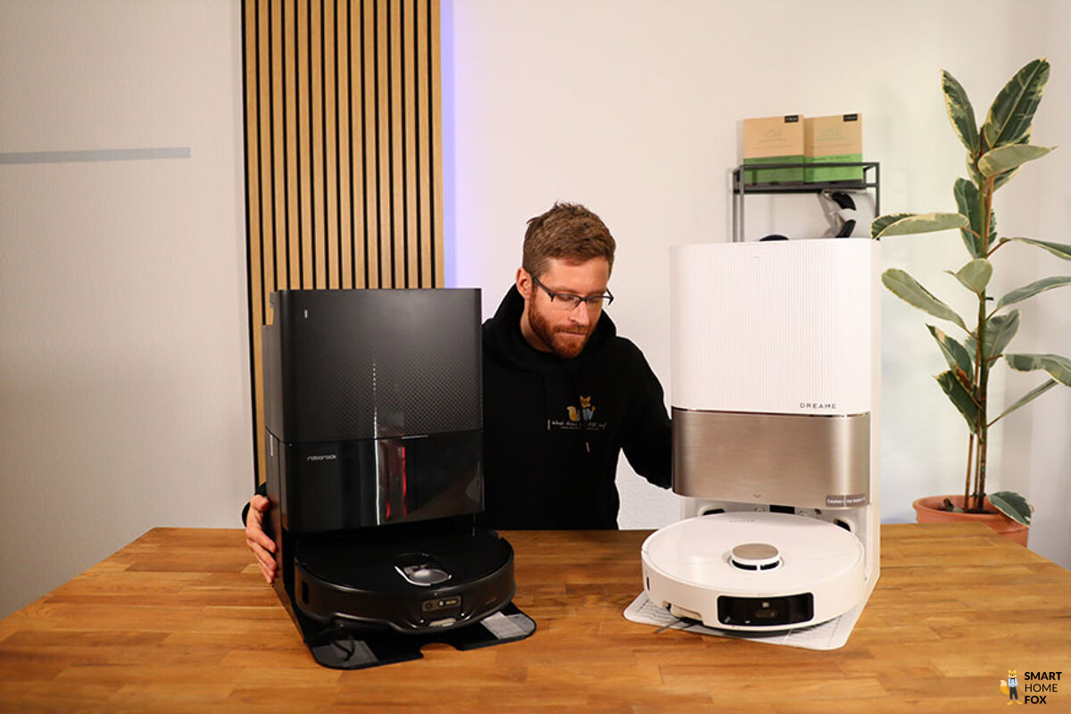Roborock QRevo Slim steht beim Vergleich neben dem Dreame X40 Ultra auf dem Tisch.