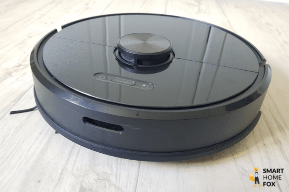 Der Roborock S6 Saugroboter steht auf dem Boden