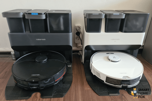 Beim Roborock S7 Pro Ultra vs. S7 MaxV Ultra Vergleich stehen die beiden Geräte nebeneinander auf dem Boden