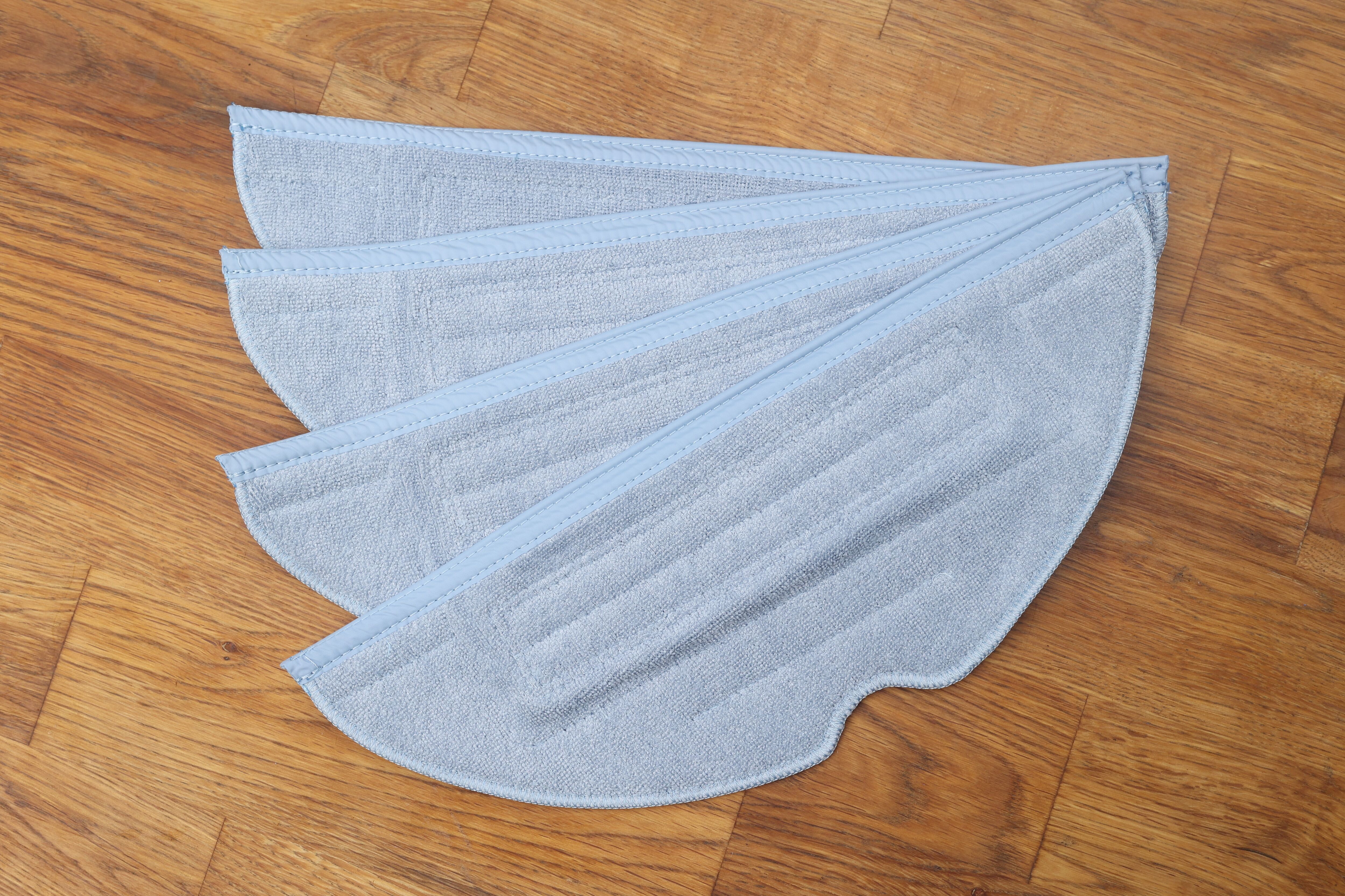 4 Roborock S7 Wischtücher vor einem weissen Hintergrund