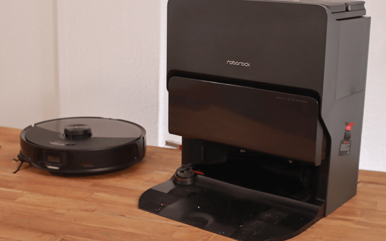 Roborock S8 MaxV Ultra steht auf einem Tisch.