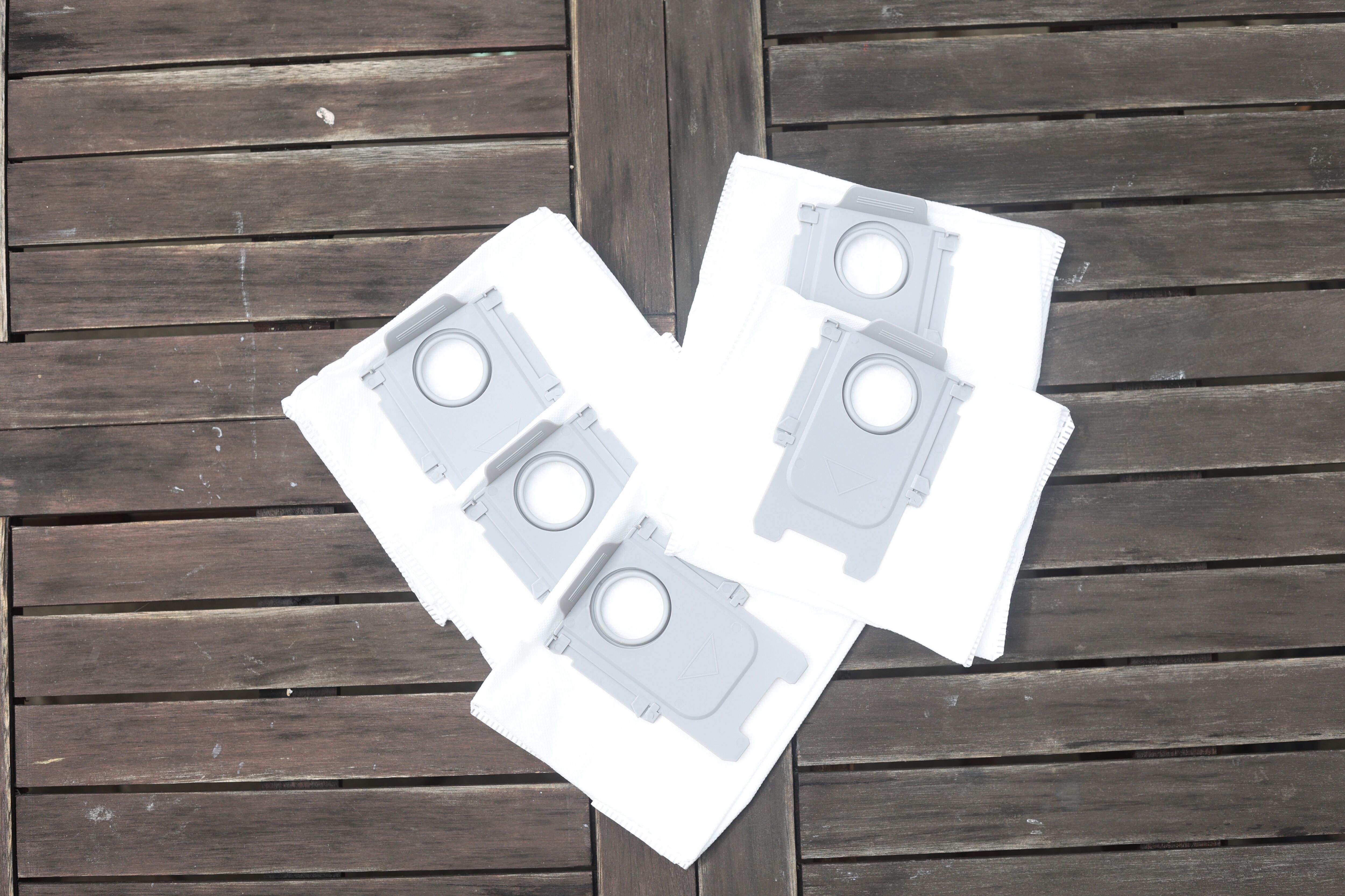 5 Staubbeutel für die Absaugstation des Roborock sind zu sehen